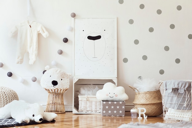 Stijlvolle Scandinavische kinderkamer met poster, speelgoed, teddybeer, pluche dier, natuurlijke poef en kinderaccessoires