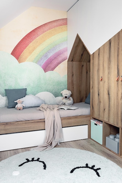 Stijlvolle scandinavische kinderkamer met speelgoed teddybeer pluche dieren speelgoed meubels kinderaccessoires Modern interieur met regenboog achtergrond muren Design interieur van kinderkamer sjabloon