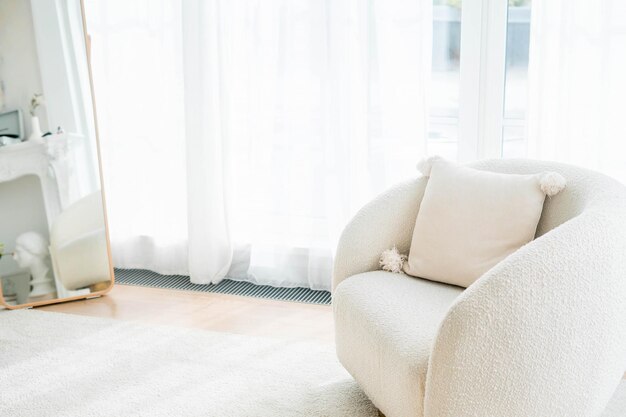 Stijlvolle scandinavische woonkamer met design grijze bankmeubels, planten en elegante accessoires