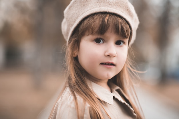 Stijlvolle schattige blonde babymeisje met herfstjas