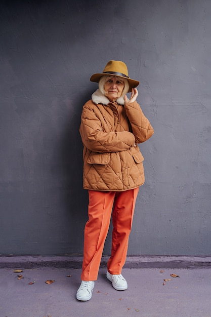 Stijlvolle senior vrouw in warme kleding. Volledig lichaam van zelfverzekerde oude vrouw in trendy bovenkleding