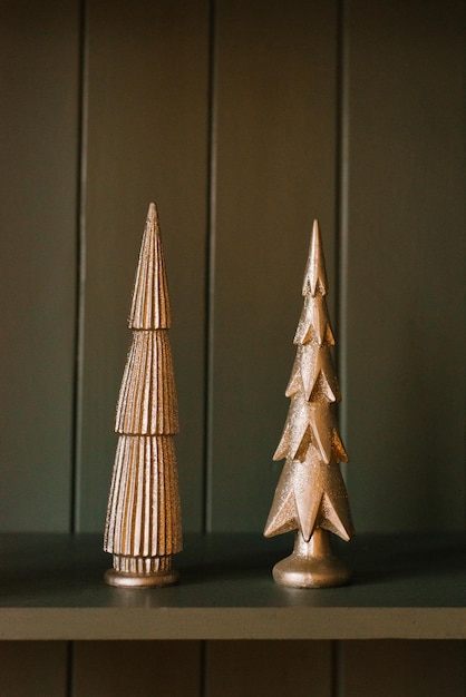 Stijlvolle souvenirs Kerstbomen van keramiek op het veld in de inrichting van de woonkamer