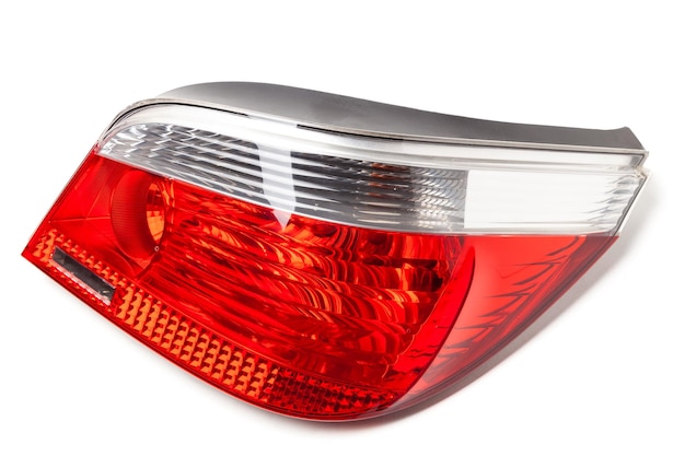 Stijlvolle stoplicht koplamp gemaakt van wit en rood glas op een witte geïsoleerde achtergrond in een fotostudio Reserveonderdeel voor de reparatie van de achterkant van de carrosserie in de werkplaats