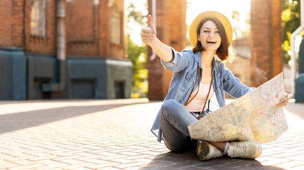 Foto stijlvolle toeristische hoed genieten van vakantie