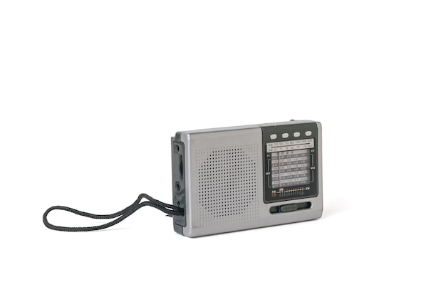 Stijlvolle vintage retro radio geïsoleerd op een witte achtergrond.