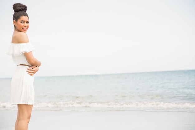 Stijlvolle vrouw aan zee