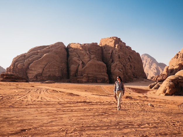 Stijlvolle vrouw en de bezienswaardigheden van de Wadi Rum