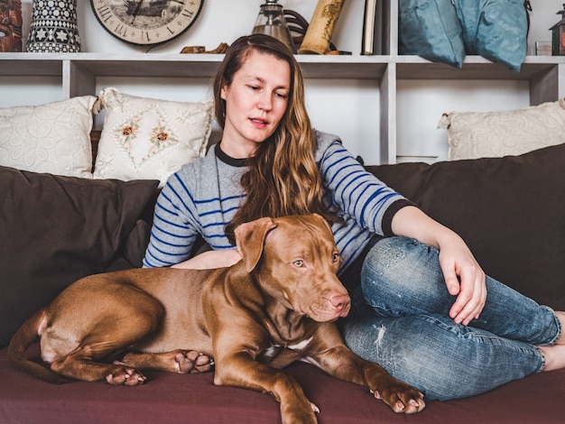 Foto stijlvolle vrouw en mooie puppy. detailopname