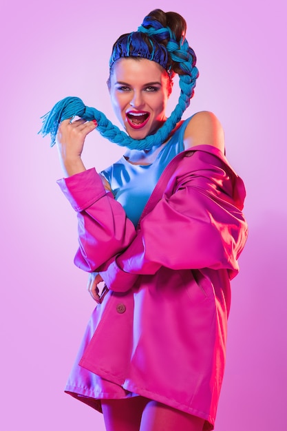 Stijlvolle vrouw in roze en blauwe kleding