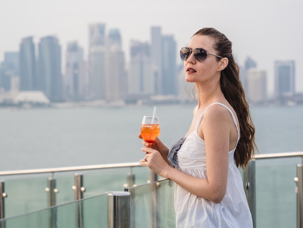 Stijlvolle vrouw met een glas drank.