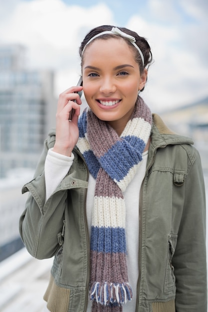 Stijlvolle vrouw praten over de telefoon