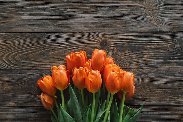 Stijlvolle wenskaart Verse tulpen plat lag op hout achtergrond Floral wenskaartsjabloon met ruimte voor tekst Happy Women's Day Happy Mother's day Stijlvolle wenskaart