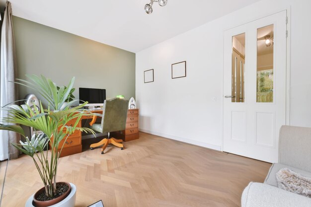 Stijlvolle werkkamer met houten bureau