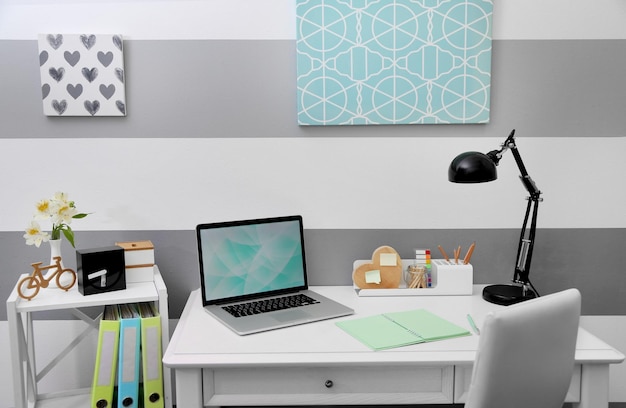 Stijlvolle werkplek met laptop in huis
