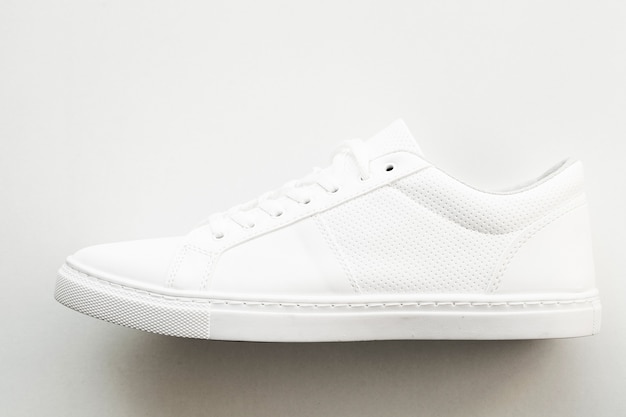 Stijlvolle witte mode sneakers op wit.