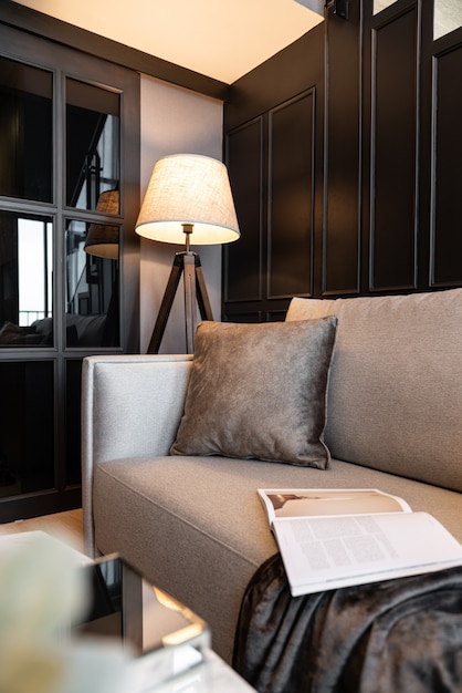 Stijlvolle woonhoek met bankstel in fluweelbruine kleur met zachte kussens met grijze spuitverfmuur, gezellig interieur. modern interieur