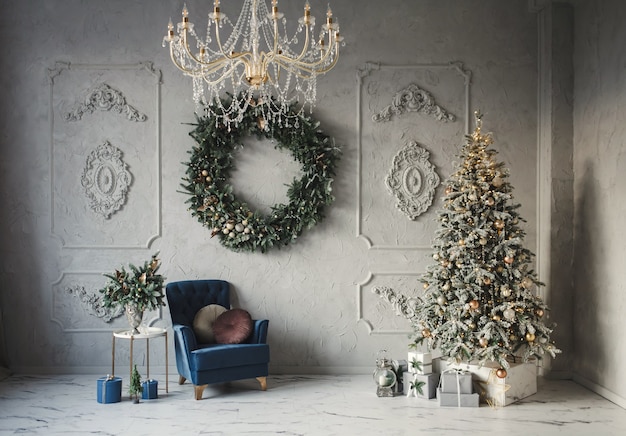 Stijlvolle woonkamer. Kamer met kerstboom. Comfortabele stoel