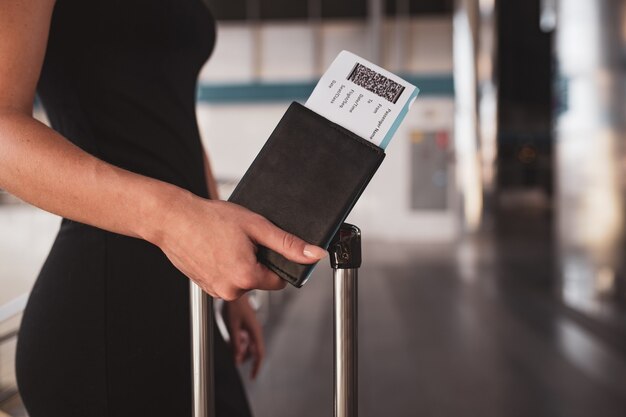Stijlvolle zakenvrouw met bagage op de luchthaven