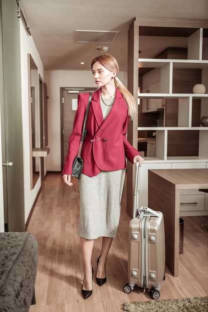 Stijlvolle zakenvrouw. Slanke stijlvolle zakenvrouw met een belangrijke zakenreis die naar haar hotelkamer komt