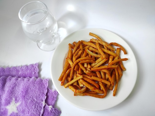 Stik bawang balado of Chili-knoflookstokcracker op een witte plaat