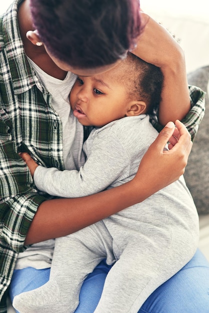 Stil mijn kleine hoek Shot van een moeder die haar kleine babyjongen wiegt