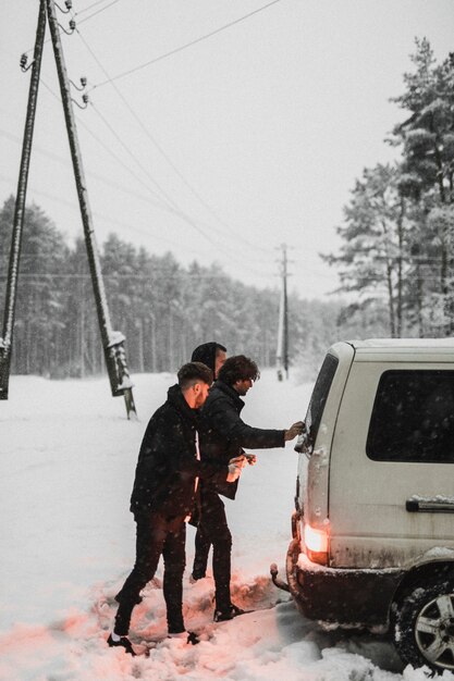 Acres 데뷔 앨범 Lonely World의 정지 이미지. acresofficial.com에서 확인하세요.