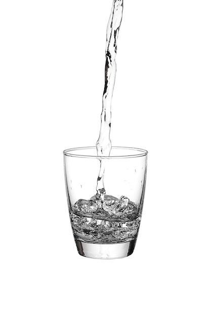 Фото: наливаем воду в стакан