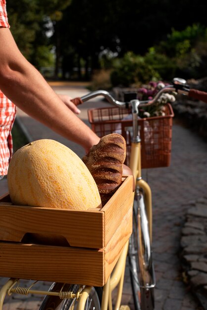 Natura morta del cestino della bicicletta