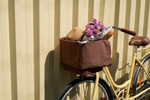 Foto natura morta del cestino della bicicletta