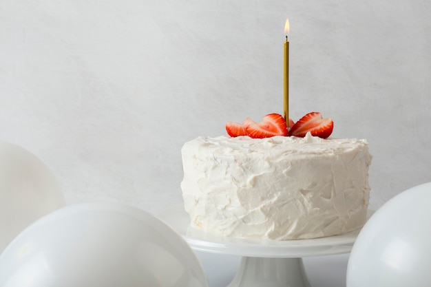 Foto la natura morta della torta di compleanno