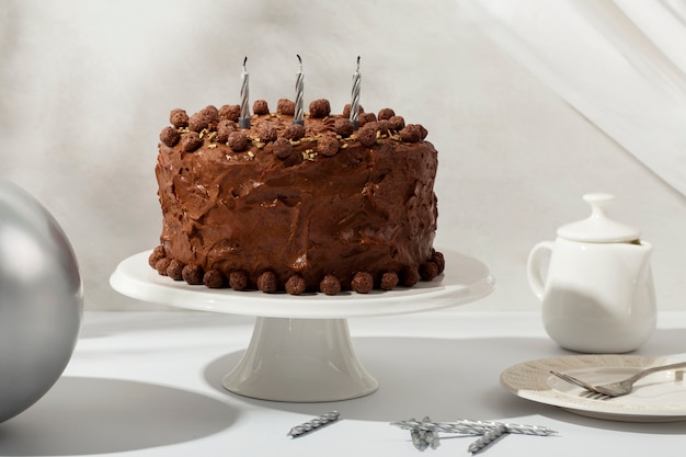 Foto la natura morta della torta di compleanno