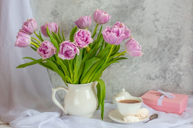 Natura morta bouquet di tulipani in un regalo tazza da tè vaso