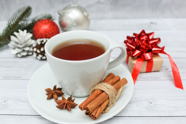 クリスマスの飾りの静物、スパイスの入ったお茶のマグカップ、分厚いニットのウールのセーター。