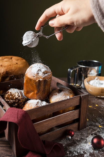 Foto composizione di natura morta di delizioso panettone