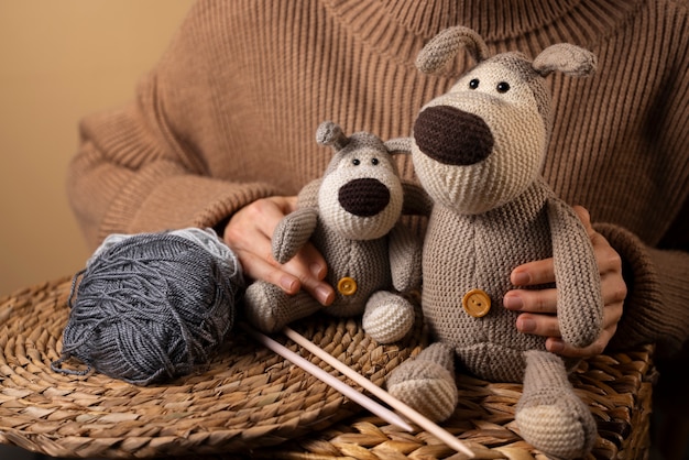 Foto natura morta di peluche al gancio