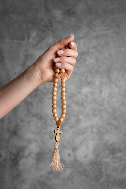 Photo still life of crucifix held in hand