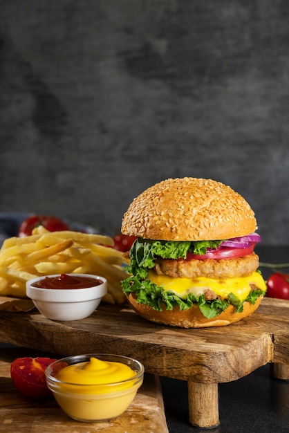 Foto natura morta di delizioso hamburger americano