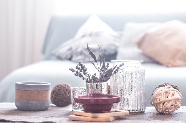 Foto dettagli di natura morta di un interno domestico accogliente. decorazione della stanza vivente.