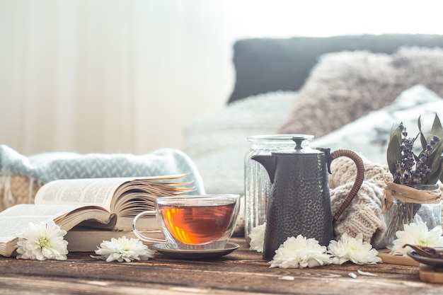 Dettagli di natura morta degli interni domestici su una tavola di legno con una tazza di tè