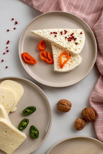 Foto natura morta di formaggio fresco