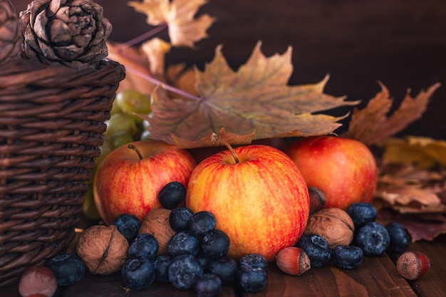 木製のテーブルの上の果物とベリーの静物