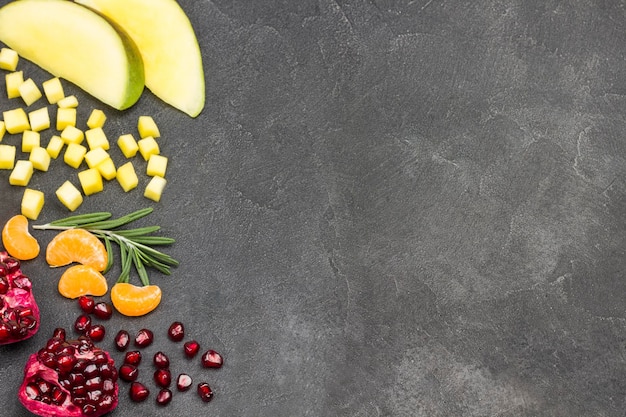 Foto natura morta di pomegranato di mango su sfondo nero