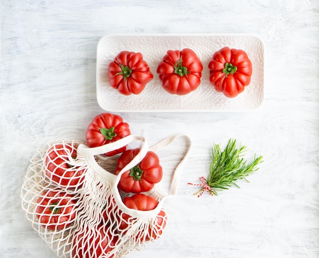 Фото Натюрморт из красивых зрелых помидоров и розмарина