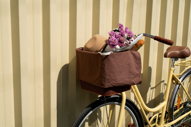 自転車かごのある静物