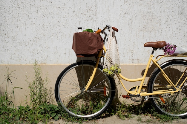 写真 自転車かごのある静物