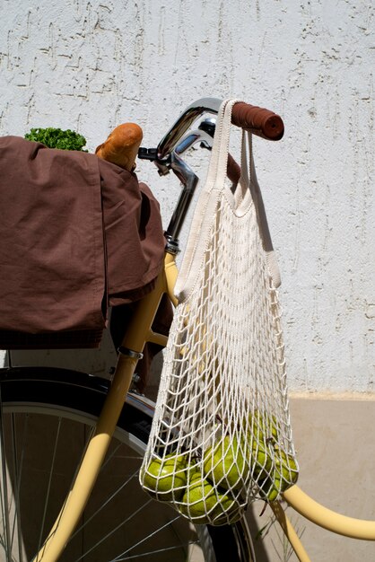 自転車かごのある静物