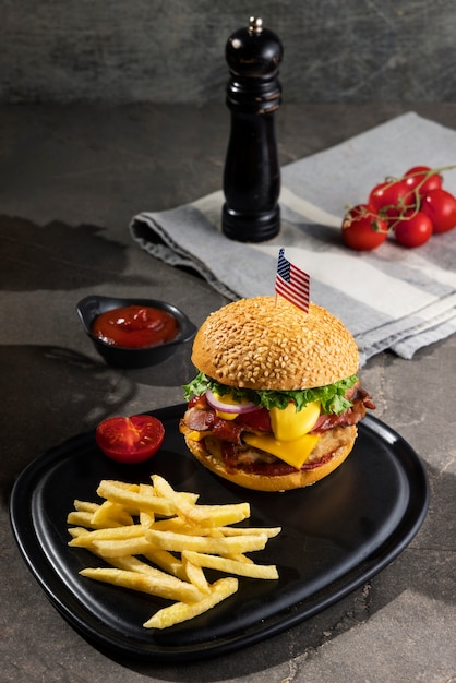 Фото Натюрморт вкусного американского гамбургера