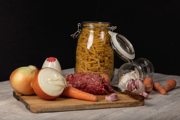 Фото Натюрморт из рубленого мяса, приготовление макарон болоньезе