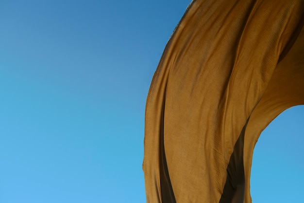 Фото Натюрморт из волнующейся ткани на ветру