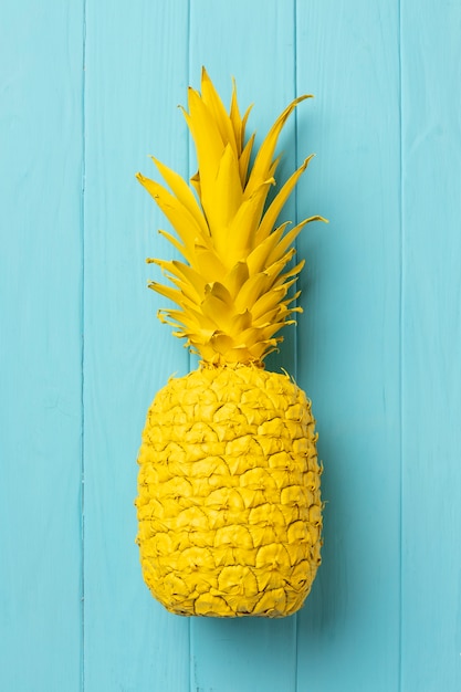 Photo still life of pineapple fruit with stem and leaves